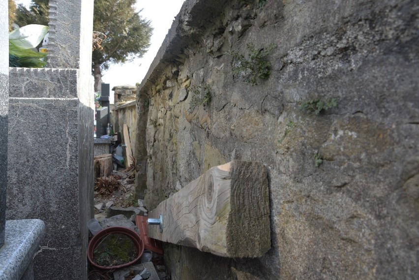 Mur cmentarza parafialnego grozi zawaleniem. Miasto przejęło zabytek od parafii i złożyło wniosek o 2 mln zł na remont