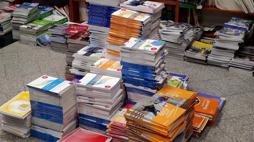 Ile kosztują podręczniki szkolne? Duży ruch w księgarni...