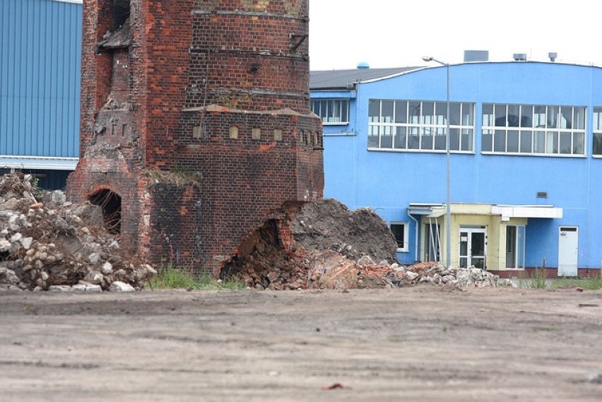 Tak wyglądało zburzenie zabytkowego komina Celulozy we Włocławku. Zobacz wideo i archiwalne zdjęcia