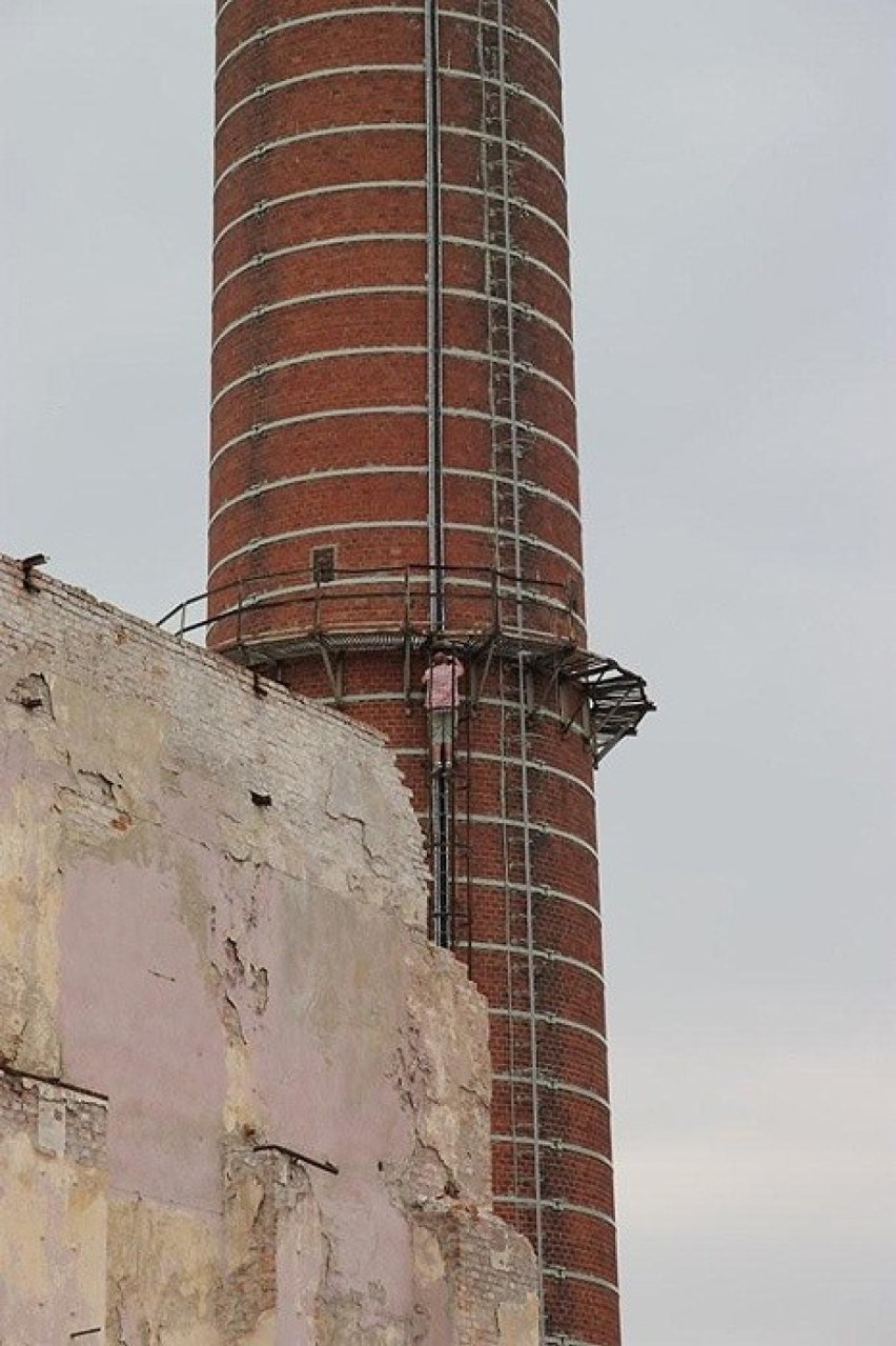 Tak wyglądało zburzenie zabytkowego komina Celulozy we Włocławku. Zobacz wideo i archiwalne zdjęcia