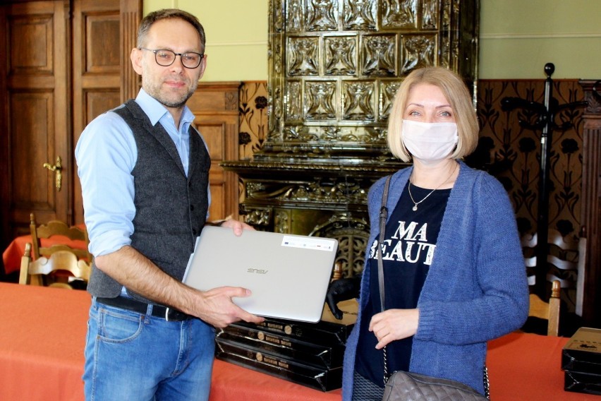 WSCHOWA.  Gmina zdobyła pieniądze z programu Polska Cyfrowa i kupiła 33 laptopy, które udostępniła najbiedniejszym uczniom [ZDJĘCIA] 