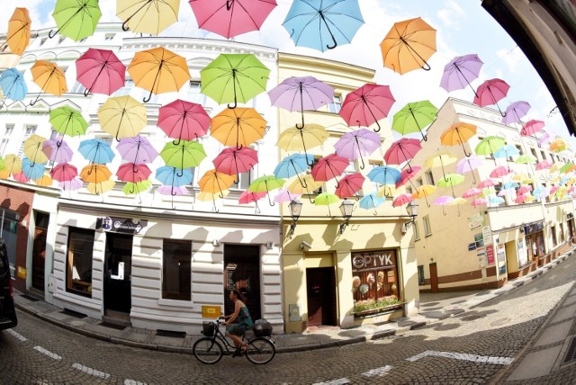 Parasolki nad ulicą Kilińskiego prezentują się bajecznie. Warto przyjść też wieczorem, kiedy ożywa architektura, one również zyskują dodatkowy urok. Zobacz zdjęcia w galerii >>>