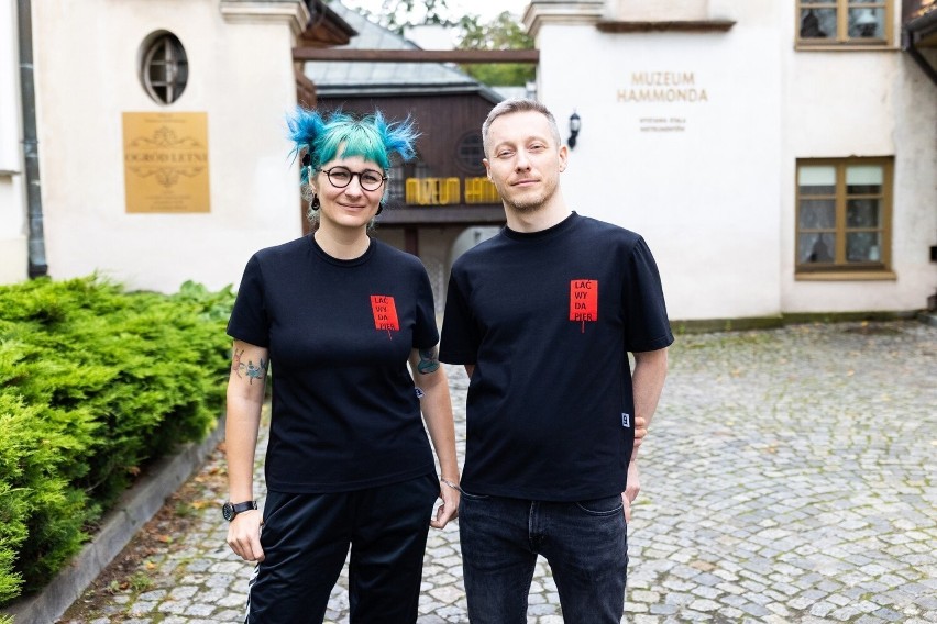 Kontrowersje wokół koszulki Instytutu Dizajnu w Kielcach. Internauci reagują na hasło nadrukowane na t-shircie. Zobacz zdjęcia