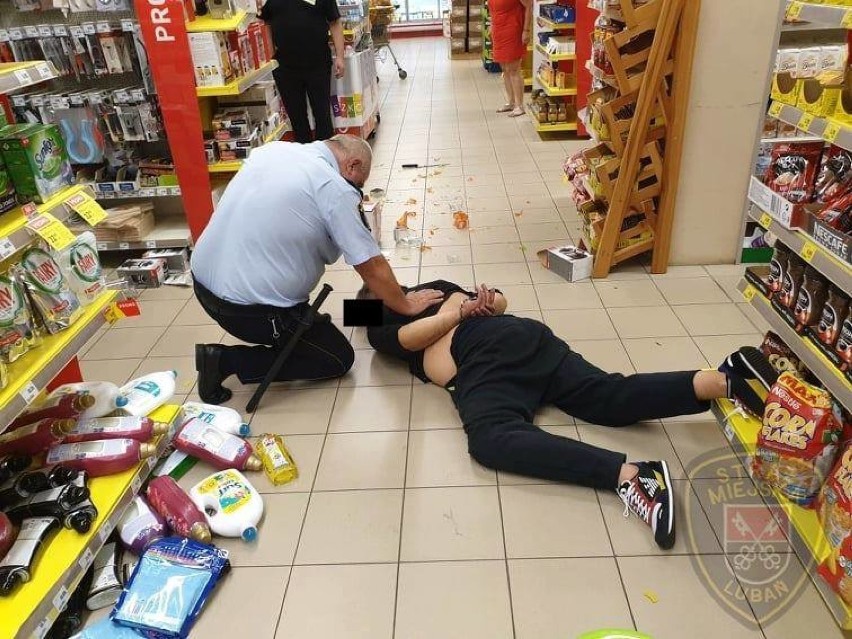 W supermarkecie rzucił się z nożem na strażnika miejskiego. Zobacz zdjęcia!