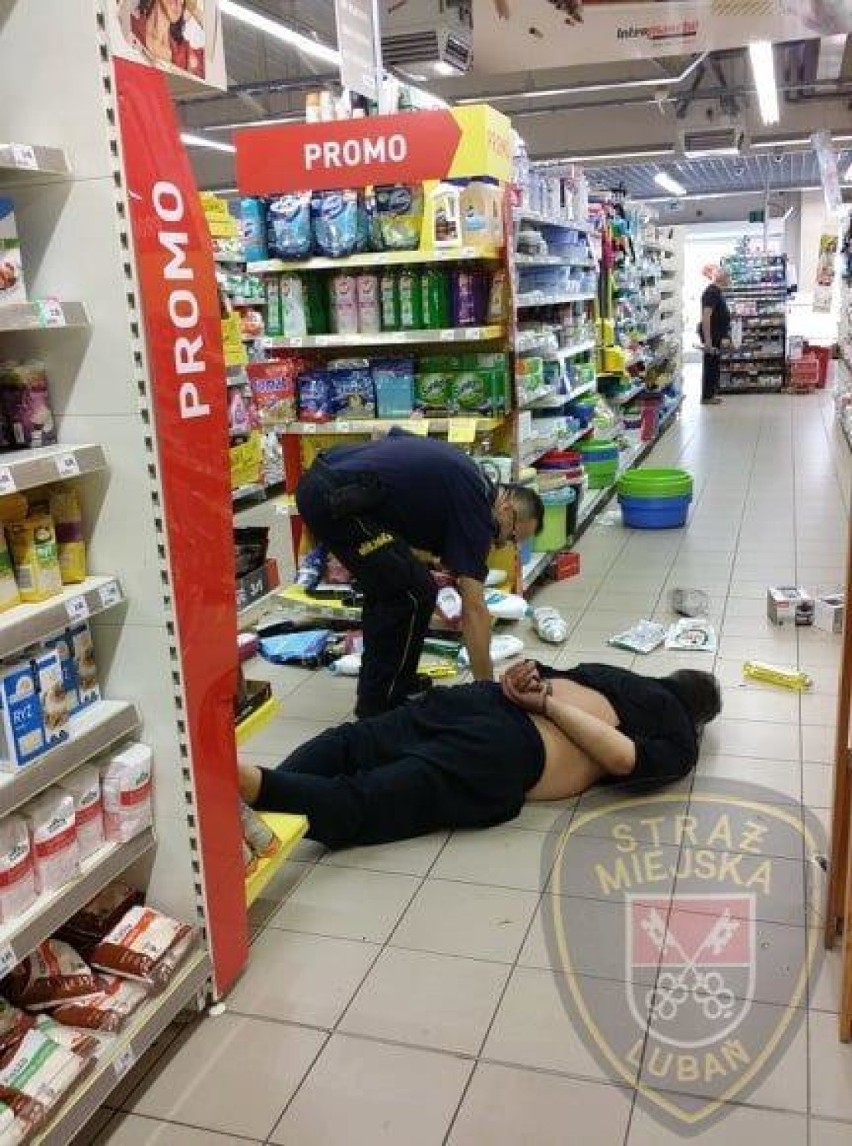W supermarkecie rzucił się z nożem na strażnika miejskiego. Zobacz zdjęcia!