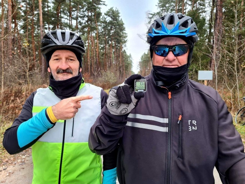 Lesław Wrona (na zdj. z prawej) na rowerze przejechał w...