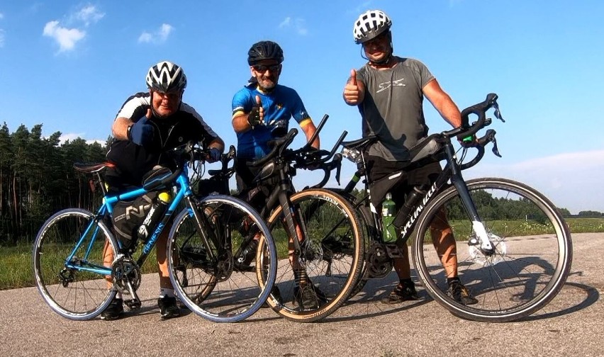 Lesław Wrona (na zdj. z prawej) na rowerze przejechał w...