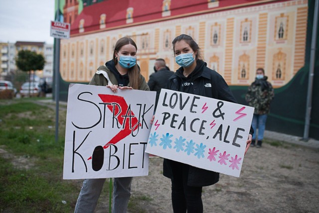 Protest w Żaganiu i kolejne kilka tysięcy osób, które są przeciwko orzeczeniu Trybnuału Konstytucyjnego w sprawie prawa aborcyjnego.