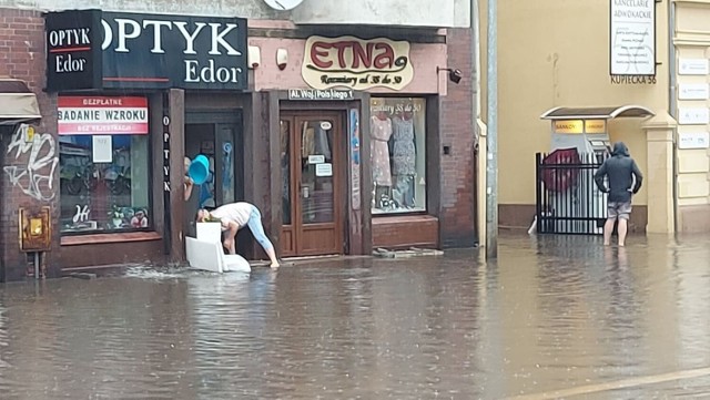 Potężna ulewa w Zielonej Górze przyczyniła się do zalania ulic w mieście. Czegoś takiego dawno w Winnym Grodzie nie było!