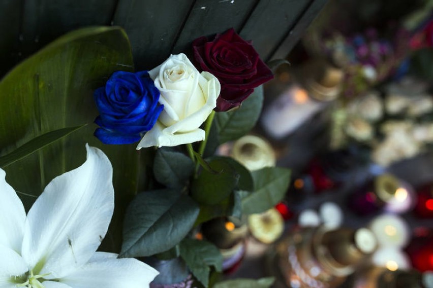 Kraków solidarny z Paryżem. Znicze, kwiaty i łzy pod konsulatem [ZDJĘCIA]