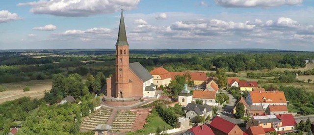 Udało nam się spotkać z kobietą, która doświadczyła cudu za przyczyną Matki Bożej Grodowieckiej. W obecności księdza ze wzruszeniem potwierdziła i nam, że swoje życie zawdzięcza Maryi, w której opiekę nigdy nie zwątpiła. – Jestem pewna, że Ona pokierowała też moimi losami – mówiła. 

Kolejne świadectwo wyjątkowej opieki i pomocy Matki Bożej z Grodowca złożył mężczyzna, którego przez wiele lat niszczył alkohol. Miał jednak siłę na modlitwę i odwagę, by prosić o pomoc Maryję z sanktuarium. Ów świadek cudu przyznaje, że w jego życie Matka Boża ingerowała aż trzy razy!
„Moje uwolnienie  z alkoholizmu jest wymodlone u Matki Bożej. Błagałem o to, żebym przestał pić. Z dnia na dzień powiedziałem „nie!” i tak już od dwudziestu lat ani kropli alkoholu. A moczymordą byłem niezłym!
Pamiętam dzień kiedy dostałem ataku padaczki. Moje serce stanęło. Reanimowano mnie 45 minut. Odczuwałem na sobie bardzo modlitwę zanoszoną za mnie. To uważam za cud, że wróciłem do życia bez żadnych uszkodzeń neurologicznych. Przecież po 45 minutach zatrzymania akcji serca jest ogromne zagrożenie uszkodzenia mózgu!
I inny moment kiedy doświadczyłem opieki Maryi to po operacji „by passów”, praktycznie na drugi dzień po zabiegu byłem w pełni sprawny. W ogólne nie leżałem na erce, gdzie przecież się leży tam ze trzy, cztery dni, a ja od razu na salę ogólną! To też skutek modlitwy!