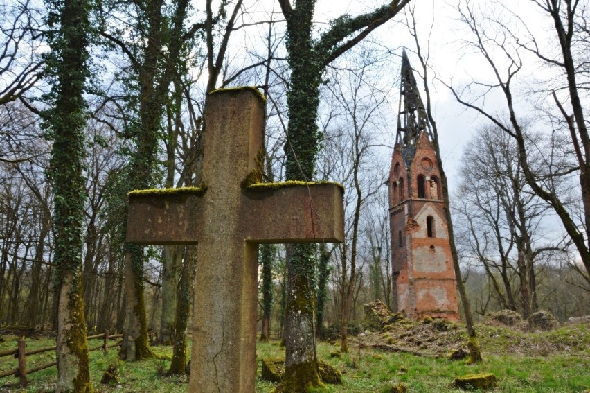 Lędów, opuszczona wioska leżąca około 40 minut od...