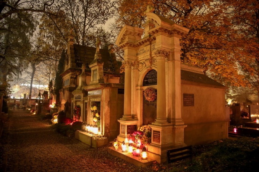 Cmentarz Rakowicki nocą