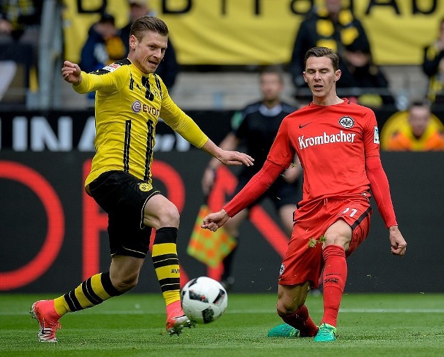 Eintracht i Borussia zmierzą się na Stadionie Olimpijskim w Berlinie o Puchar Niemiec. Faworytami wydają się dortmundczycy, którzy dzięki dobrym występom w Bundeslidze zakwalifikują się do następnej edycji Ligi Mistrzów UEFA. W składzie Borussii powinni pojawić się między innymi Łukasz Piszczek, Pierre-Emerick Aubameyang i Marco Reus. Zawodnicy Eintrachtu łatwo się nie poddadzą, tym bardziej że w lidze niczego specjalnego nie uzyskali. Będą chcieli zrewanżować się graczom Borussii za porażkę z 1:3 z 15 kwietnia 2017 roku.  Eintracht Frankfurt - Borussia Dortmund - TVP1, godz. 19.55media-press.tv