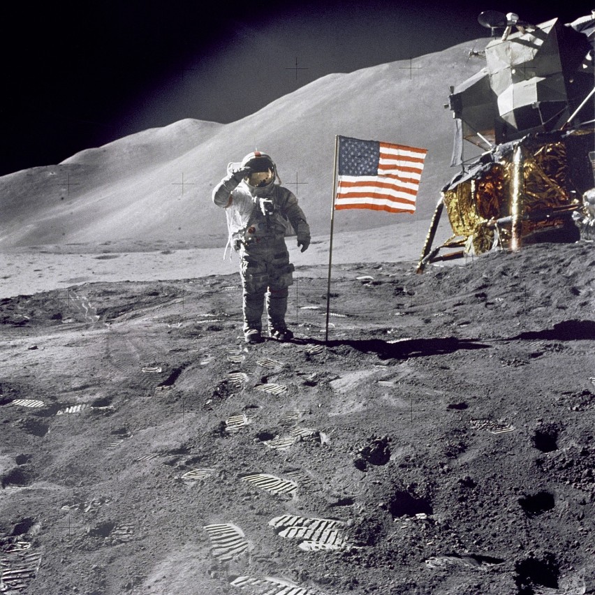 Buzz Aldrin wysikał się na Księżycu. Jakie to uczucie?...