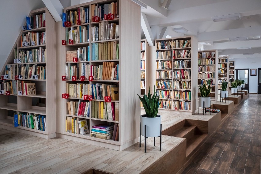 Nowa biblioteka w I LO w Rumi „żyje”. Szkoła organizuje akcje, a czas chętnie spędzają tam uczniowie i nauczyciele