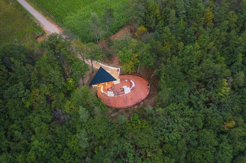 Wkrótce otwarcie nowej atrakcji w Górach Stołowych. Byliśmy tam z dronem i aparatem. Zobaczcie! (ZDJĘCIA)