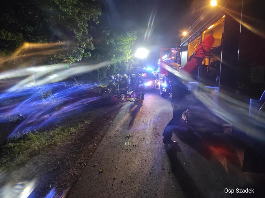 Wypadek w Szadku na ul. Glinianki. Samochodem jechali nastolatkowie ZDJĘCIA