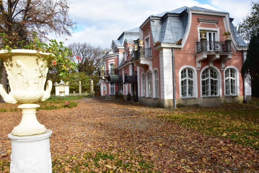 Park Długoszów w jesiennych barwach pięknie się prezentuje.