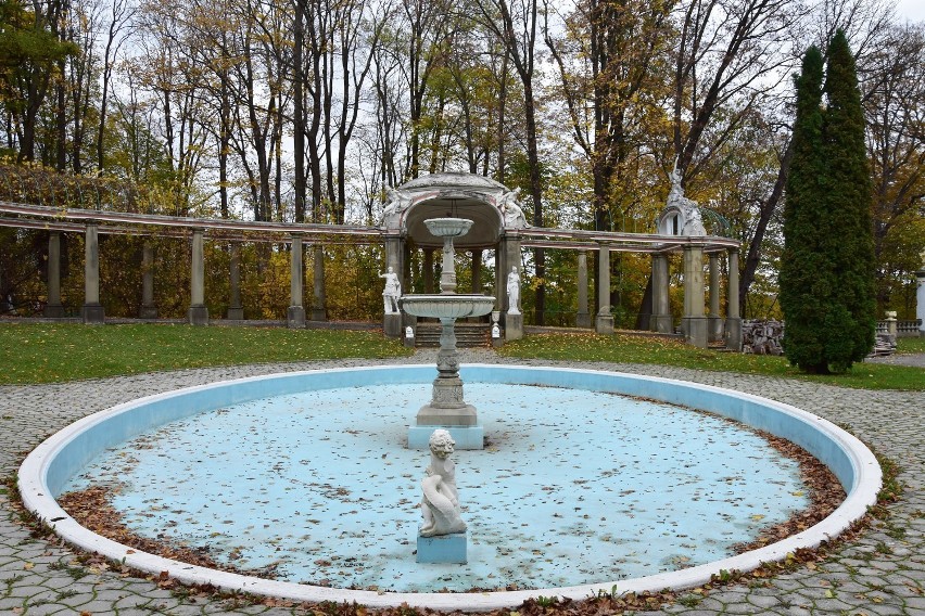 Park Długoszów w jesiennych barwach pięknie się prezentuje.