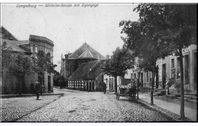 Pocztówka z widokiem na główną ulicę Sępólna Krajeńskiego - Wilhelmstrasse (obecnie ul. Hallera) oraz synagogę.