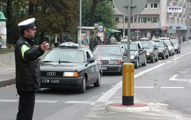 Protest taksówkarzy w częstochowskich alejach przy Placu Biegańskiego

FOT JACENTY DEDEK 23.09.2002

Kliknij strzałkę aby przejść do kolejnego zdjęcia. Zobacz więcej >>>