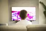Jaki telewizor wybrać do salonu? Które funkcje są ważne, a których nigdy nie użyjesz?