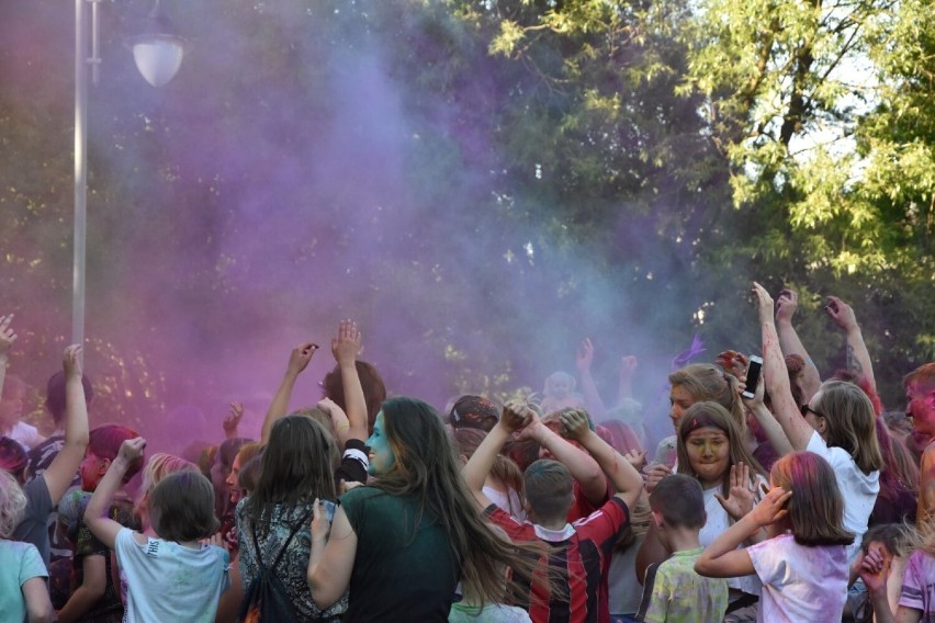 Kolory znów zawitały do powiatu wejherowskiego. Holi festival w Parku Starowiejskim| ZDJĘCIA