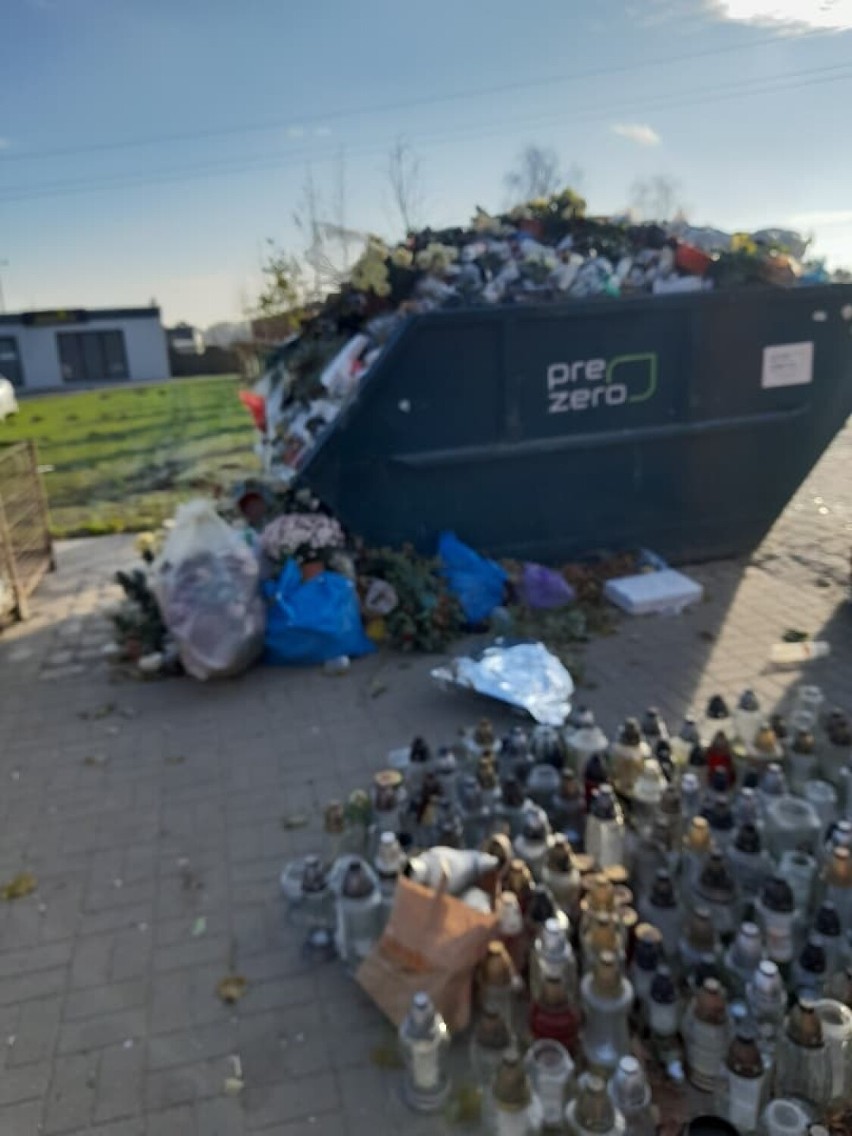 Panujący bałagan wokół kontenerów na cmentarzu parafialnym w...