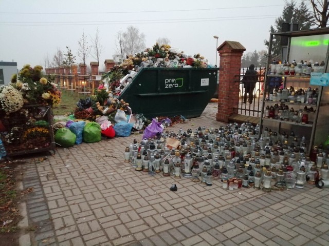 Panujący bałagan wokół kontenerów na cmentarzu parafialnym w Grodzisku Wielkopolskim