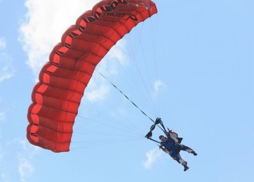 Skok ze spadochronu - to pomysł dla tych z większym...