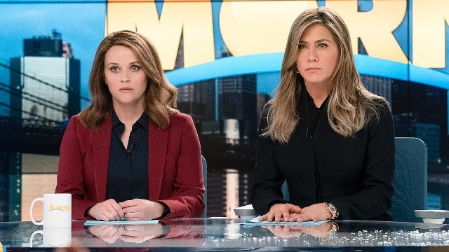 "The Morning Show" (2019)Niezwykła okazja, aby zajrzeć za kulisy pracy osób prowadzących poranny program telewizyjny, którzy codziennie budzą Amerykę. Życie prywatne i zawodowe dziennikarzy wywraca się do góry nogami, kiedy jeden z nich zostaje oskarżony o molestowanie seksualne.  Reese Witherspoon i Jennifer Aniston tworzą świetną duet na ekranie, a całość uzupełniają takie nazwiska jak Billy Crudup, Mark Duplass czy Steve Carell. Serial był nominowany do Złotych Globów i nagród Emmy.Apple