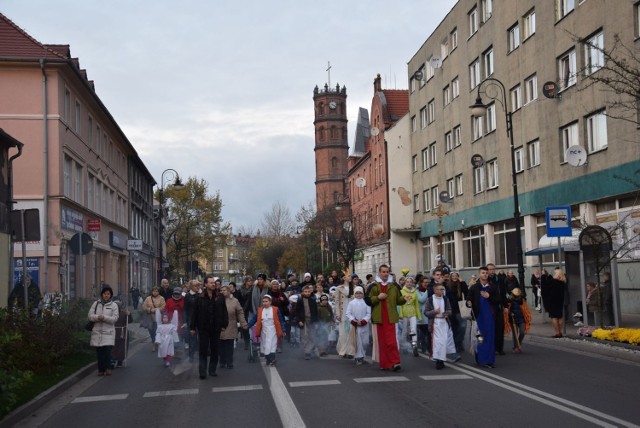 To już archiwalne zdjęcia. Tak bawiły się dzieci podczas Balu Wszystkich Świętych, który odbył się w Nowej Soli w 2017 roku. Kliknij w przycisk "zobacz galerię" i przesuwaj zdjęcia w prawo - naciśnij strzałkę lub przycisk NASTĘPNE