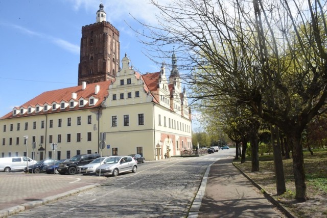 Ratusz w Gubinie jest położony w zachodniej części rynku i składa się z dwóch prostokątnych skrzydeł, ułożonych w kształcie litery L. Do części południowej dostawiona jest wysmukła wieża, nieco odchylona od pionu, ozdobiona układem półkolistych blend. Wieża nakryta jest pokrytym blachą hełmem z latarnią. Na fasadzie widnieją trzy renesansowe szczyty ozdobione gzymsami i attyką. We wnętrzach zachowały się gotyckie pomieszczenia piwniczne i parterowe ze sklepieniami gwiaździstymi i sieciowymi.