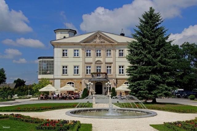 Pałac Brunów

Zabytkowy kompleks powstał w 1750 roku. Jego architektura nawiązuje do budowli sakralnych. W okazałym pałacu mieści się strefa spa, kawiarnia, hotel i restauracja