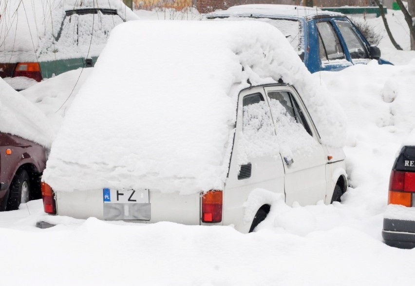 Ponad metrowe zaspały dawały w kość przechodniom, autobusy...