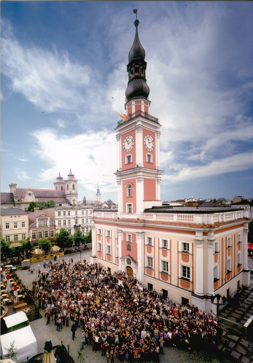 Leszno. Ratusz pięknieje. Zobaczcie, jak zmieniał się przez lata i jak wygląda dziś [ZDJĘCIA] 