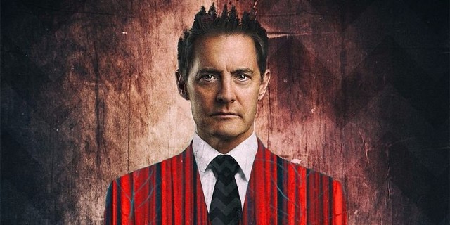 "Miasteczko Twin Peaks"To chyba najbardziej naturalna nominacja w kategorii seriali dziwnych, nietypowych. Prawie 30 lat temu Lynch stworzył serial, który wymykał się wszelkim telewizyjnym schematom wprawiając widzów często w osłupienie i pozostawiając ich w błogiej nieświadomości tego, co dzieje się na ekranie. A oni i tak to oglądali! Fabuła jest skomplikowana i nietypowa, środki przekazu często również (pojawianie się olbrzyma, czarna chata). W najnowszym sezonie Lynch zaszalał jeszcze bardziej dając widzom momentami takie odcinki, po których może rozsadzić komuś głowę. Są bardzo dziwne, bardzo niezrozumiałe ale i tak to oglądamy. Bo to Miasteczko Twin Peaks.fot. materiały prasowe