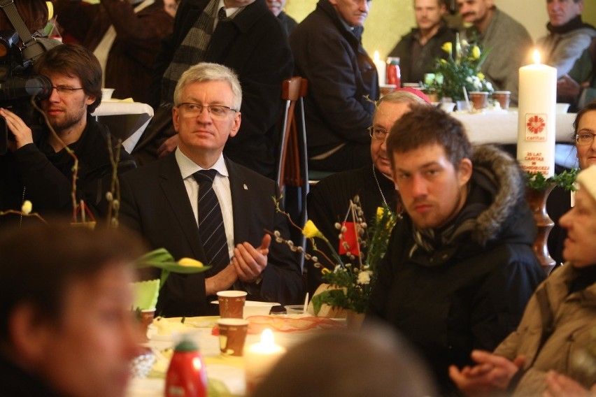 Jacek Jaśkowiak zjadł śniadanie wielkanocne z potrzebującymi