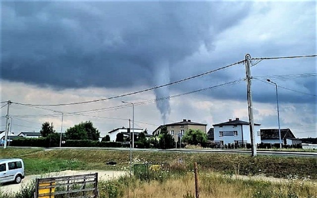 Najbardziej niszczycielskie tornada, gdzie prędkość wiatru sięgać może nawet 450 km/h, kształtują się w tak zwanych superkomórkach, czyli chmurach burzowych. Ostatnia trąba powietrzna pojawiła się u nas 17 lutego w okolicy Skwierzyny.

ZOBACZ ZDJĘCIA niszczycielskiego żywiołu zrobione przez naszych Czytelników >>>

