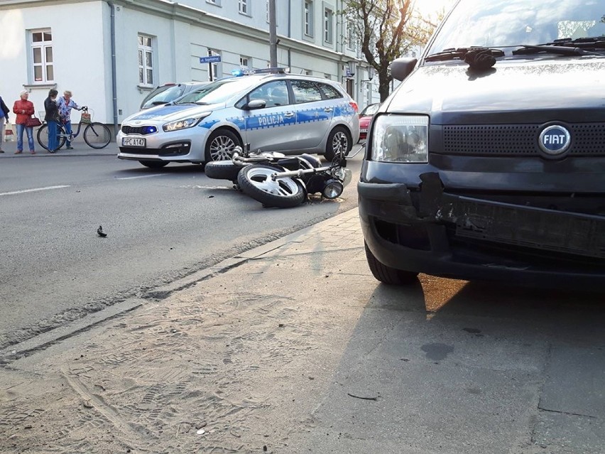 Wypadek na ul. Wyszyńskiego we Włocławku. Zderzenie fiata pandy z motocyklistką [zdjęcia]