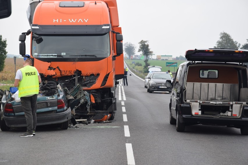 Śmiertelny wypadek na drodze krajowej nr 12 w miejscowości Lenartowice. Kierowca osobówki zginął na miejscu