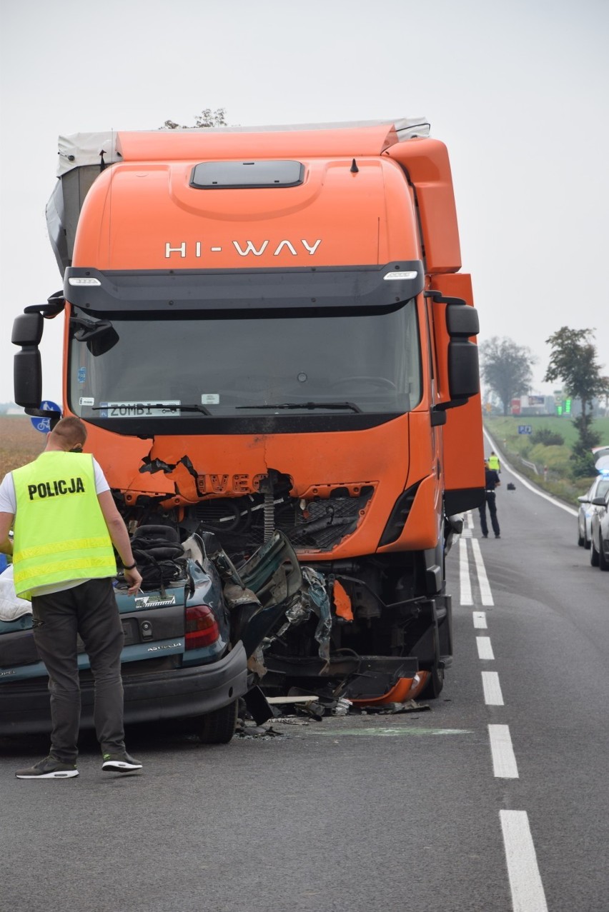Śmiertelny wypadek na drodze krajowej nr 12 w miejscowości Lenartowice. Kierowca osobówki zginął na miejscu
