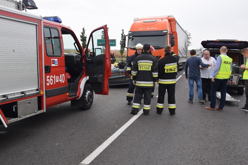 Śmiertelny wypadek na drodze krajowej nr 12 w miejscowości Lenartowice. Kierowca osobówki zginął na miejscu