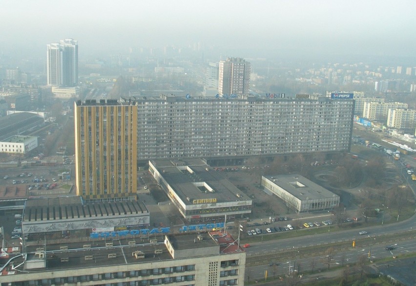 Na zdjęciu widać już wówczas nieczynne i opuszczone Centrum...