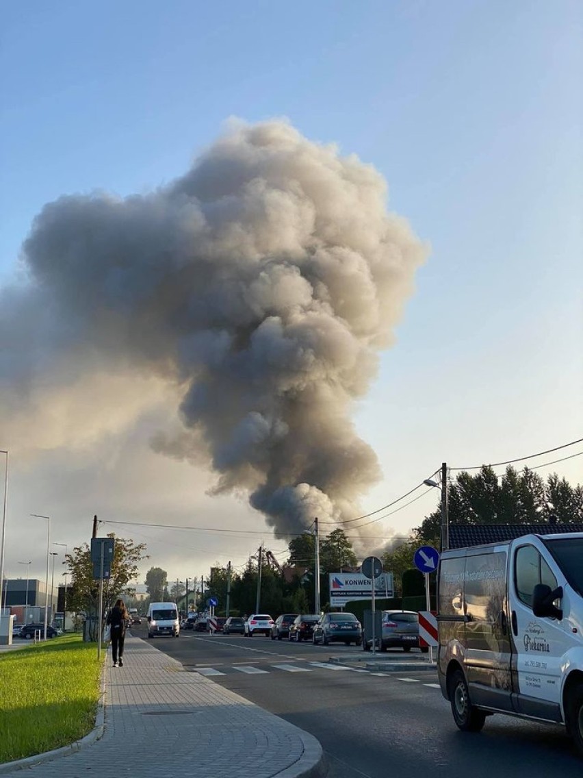 Nowy Sącz pożar. Płonie sklep Media Expert. Na miejscu dziewięć zastępów strażackich [ZDJĘCIA] [21.09.2020]