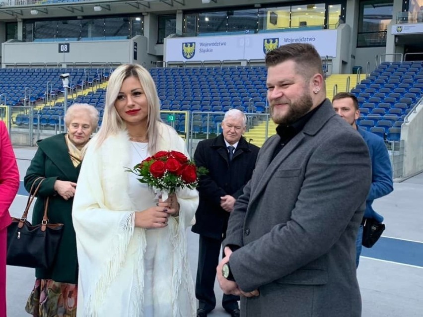 Paweł Fajdek i Sandra Cichocka wzięli ślub na Stadionie...