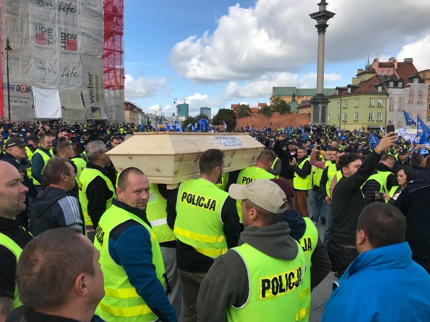 Manifestacja w Warszawie. Protest policjantów, strażaków i strażników. Funkcjonariusze z Ostrowa Wielkopolskiego są w stolicy