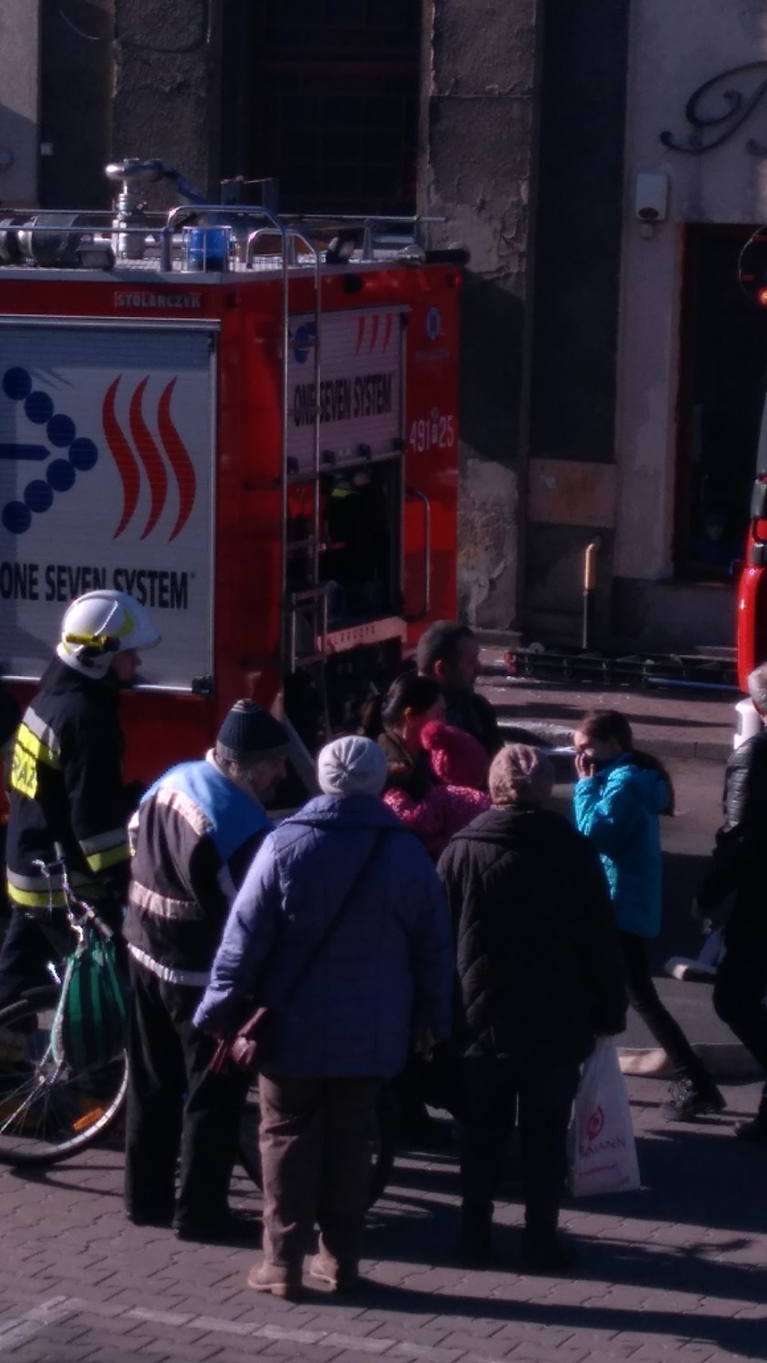 Z regionu. Pożar wózka dziecięcego. 18 osób ewakuowanych, czwórka dzieci trafiła do szpitala. Sprawcą 13-latek