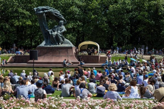 W tę niedzielę, tuż po przy pomniku Fryderyka Chopina, o godz. 12:00 odbędzie się koncert, podczas którego wystąpi Tamás Érdi, węgierski wirtuoz fortepianu. Niewidomy od urodzenia artysta dzięki talentowi, determinacji i muzycznej pasji od lat odnosi sukcesy jako pianista.

Natomiast o godz. 16:00 wystąpi Serhij Hryhorenko, ukraiński pianista, laureat międzynarodowych konkursów muzycznych, regularnie koncertujący w Polsce i na Ukrainie.

Godzina rozpoczęcia: 12:00
Miejsce: Pomnik Fryderyka Chopina, Łazienki Królewskie